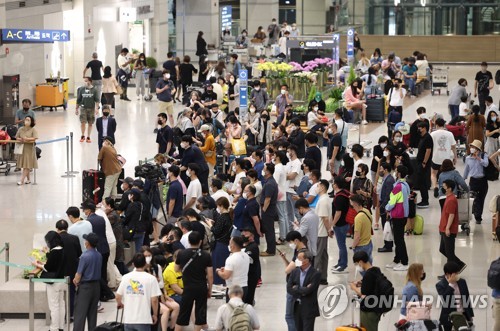 Le hall d'arrivée du terminal 1 de l'aéroport international d'Incheon est bondé de personnes le jeudi 23 juin 2022. 