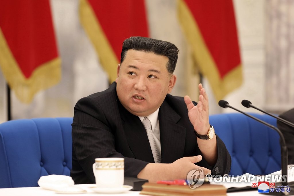 Cette photo publiée le vendredi 24 juin 2022 montre le dirigeant nord-coréen Kim Jong-un lors d'une réunion élargie de la Commission militaire centrale du Parti du travail qui s'est déroulée du 21 au 23 juin au siège du Parti à Pyongyang. (Utilisation en Corée du Sud uniquement et redistribution interdite)