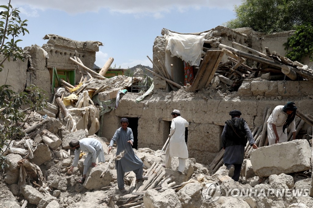 아프간 강진 피해 잔해에서 생존자 찾는 주민들