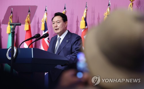 Le président Yoon Suk-yeol prononce un discours le vendredi 24 juin 2022 à l'hôtel Shilla à Séoul lors d'un déjeuner auquel sont invités des anciens combattants sud-coréens et onusiens qui ont participé à la guerre de Corée (1950-1953), la veille du 72e anniversaire du déclenchement du conflit.