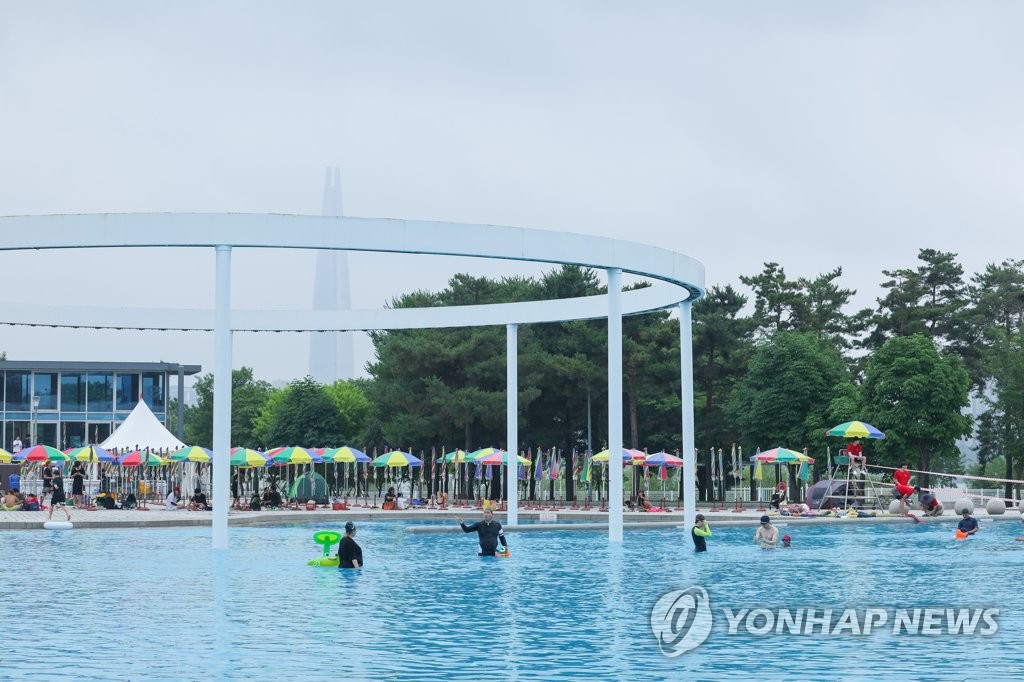 Une piscine en plein air a ouvert grandes ses portes le vendredi 24 juin 2022 au parc Ttukseom à l'est de Séoul, au bord du fleuve Han, pour la première fois depuis le déclenchement de l'épidémie de nouveau coronavirus (Covid-19) dans le pays.