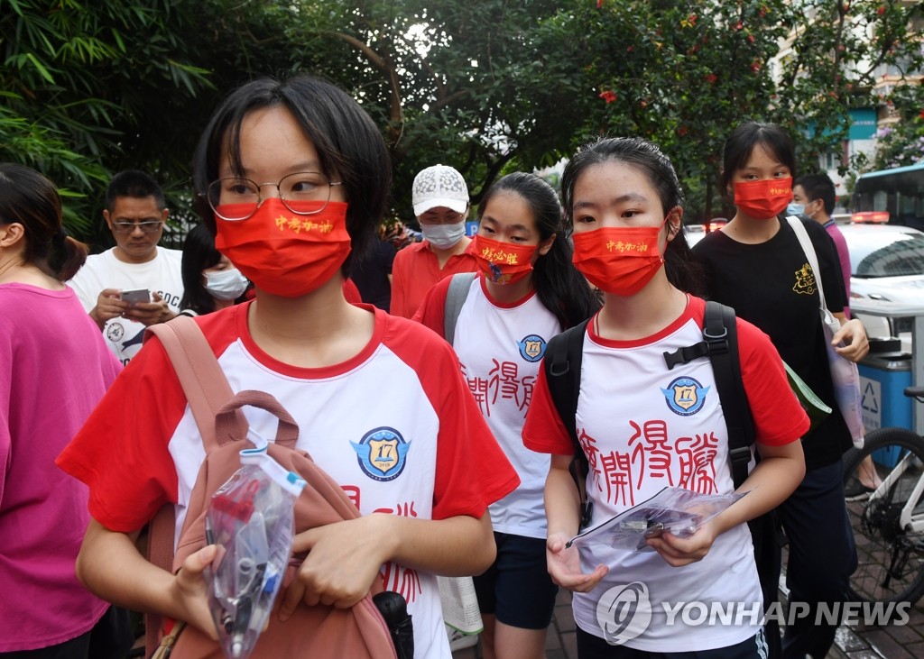 중국 고교 입시 시험 '중카오'보는 학생들