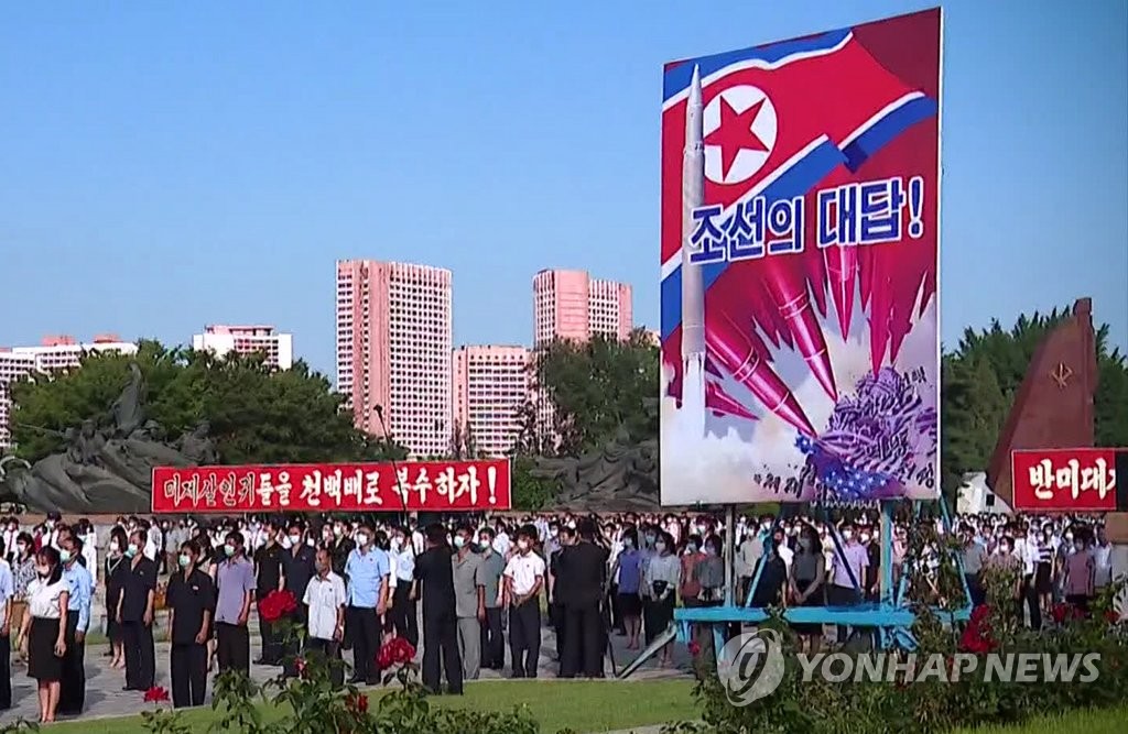 북한, ICBM으로 미국 본토 타격 선전화 공개