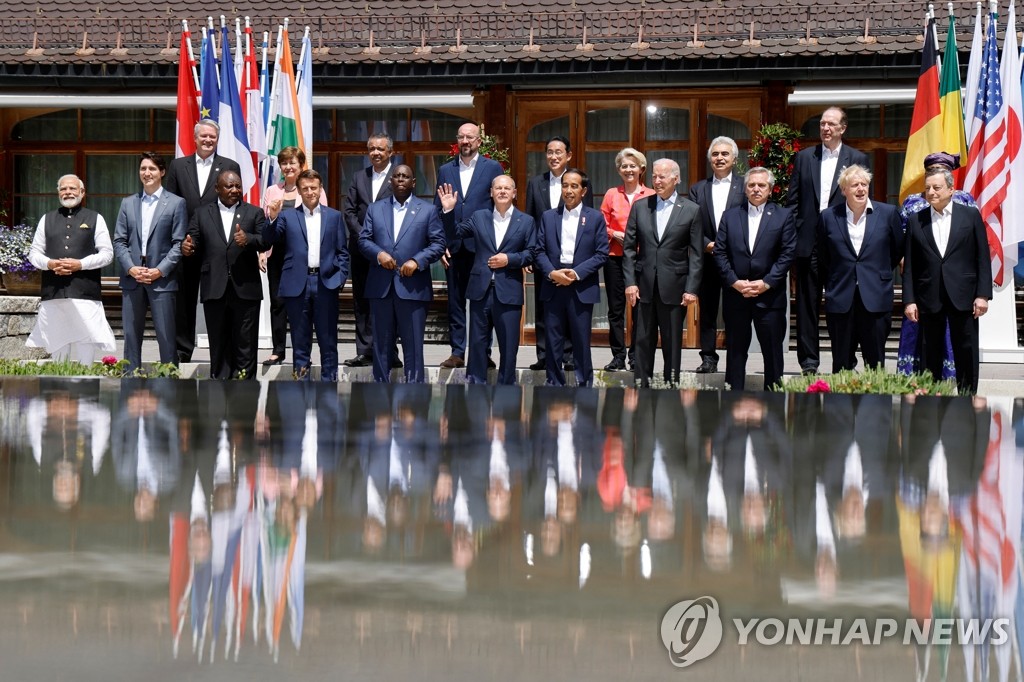 초청국 정상들과 기념촬영 하는 G7 정상들