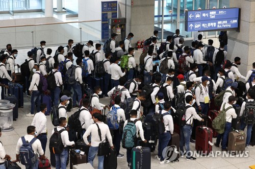 대기 중인 인천공항 해외입국자들