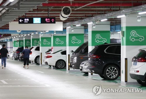 서울의 한 빌딩 주차장의 전기차 충전소