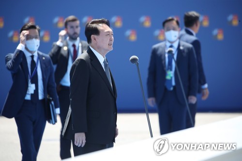 El presidente surcoreano, Yoon Suk-yeol, responde a preguntas de reporteros antes de asistir a la cumbre de la OTAN, celebrada, el 29 de junio de 2022 (hora local), en Madrid, España.