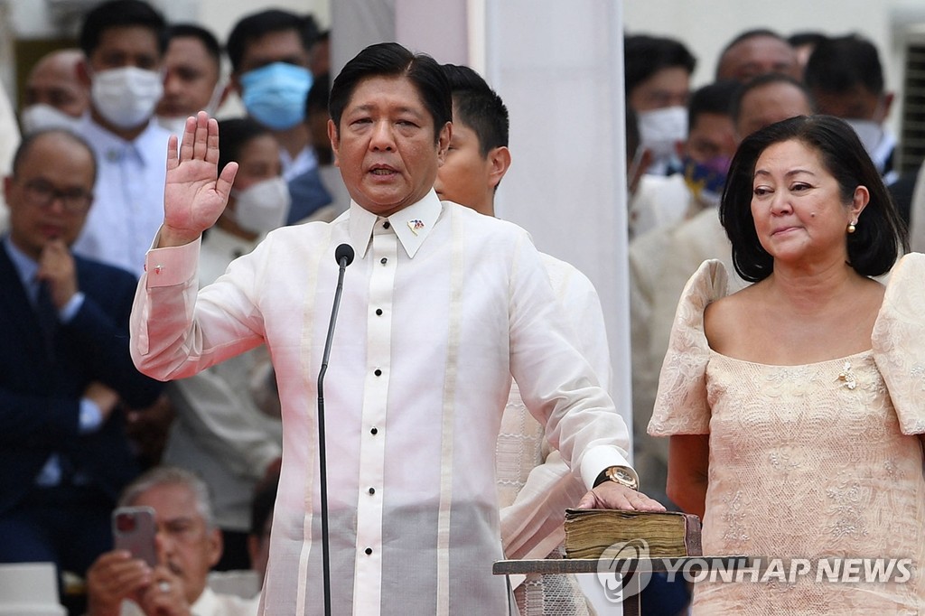 '필리핀 새 정부' 출범…취임 선서하는 마르코스 대통령