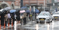 폭우 속 택시 기다리는 시민들