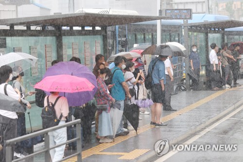 지난달 30일 오후 서울역 버스정류장에서 시민들이 버스를 기다리고 있다. [연합뉴스 자료사진]