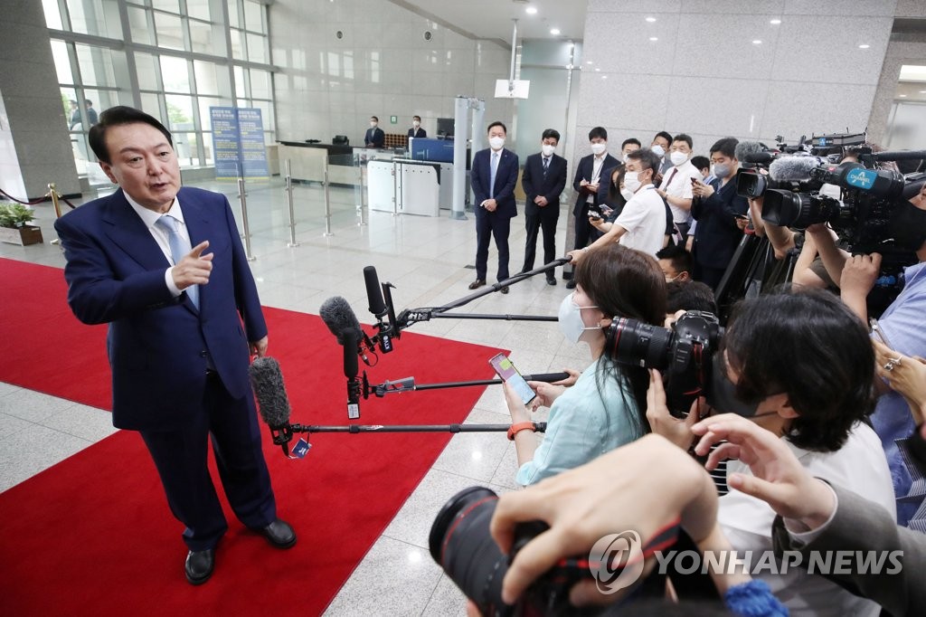 Le président Yoon Suk-yeol répond aux questions des journalistes à son arrivée au bureau présidentiel à Séoul, le 5 juillet 2022. (Pool photo)
