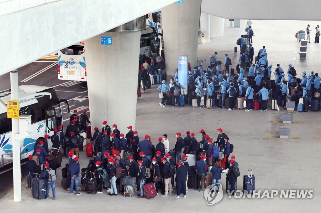 한국 입국한 외국인 근로자들