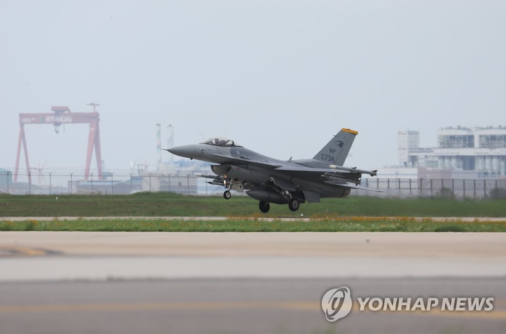 An F-16 fighter jet takes off at Kunsan Air Base in Gunsan, 275 kilometers south of Seoul, on July 7, 2022. (Yonhap)