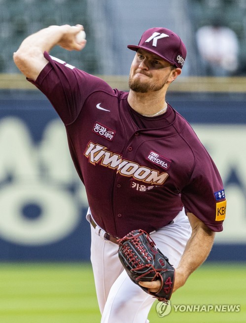 In this file photo from July 7, 2022, Tyler Eppler of the Kiwoom Heroes pitches against the Doosan Bears during the bottom of the first inning of a Korea Baseball Organization regular season game at Jamsil Baseball Stadium in Seoul. (Yonhap)