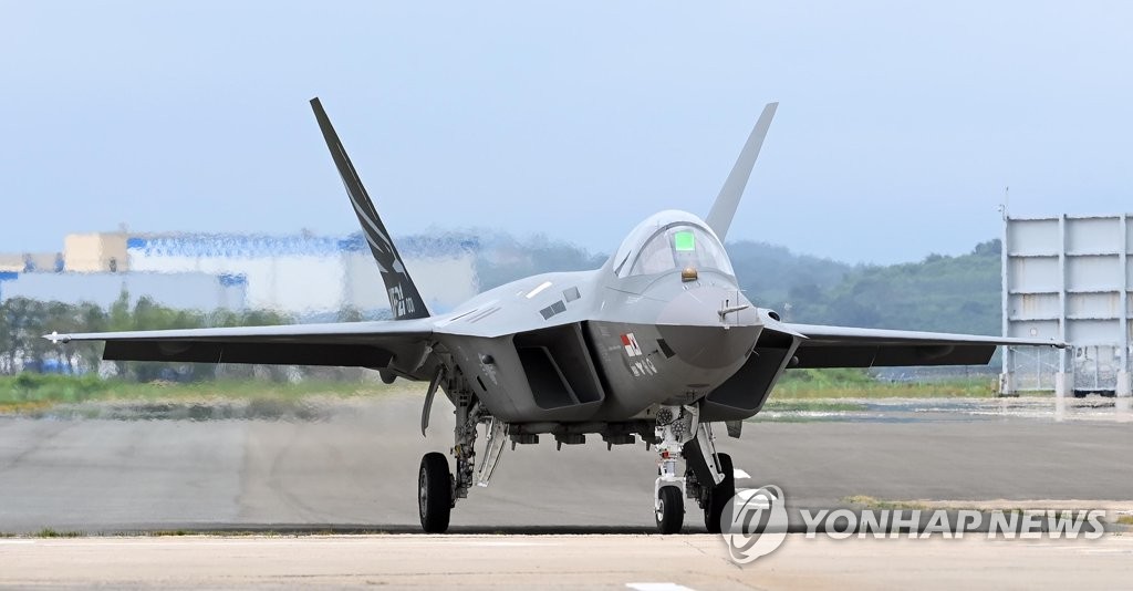 Roulage d'un chasseur coréen KF-21 à Sacheon, dans la province du Gyeongsang du Sud, le mercredi 6 juillet 2022. (Pool Photo)