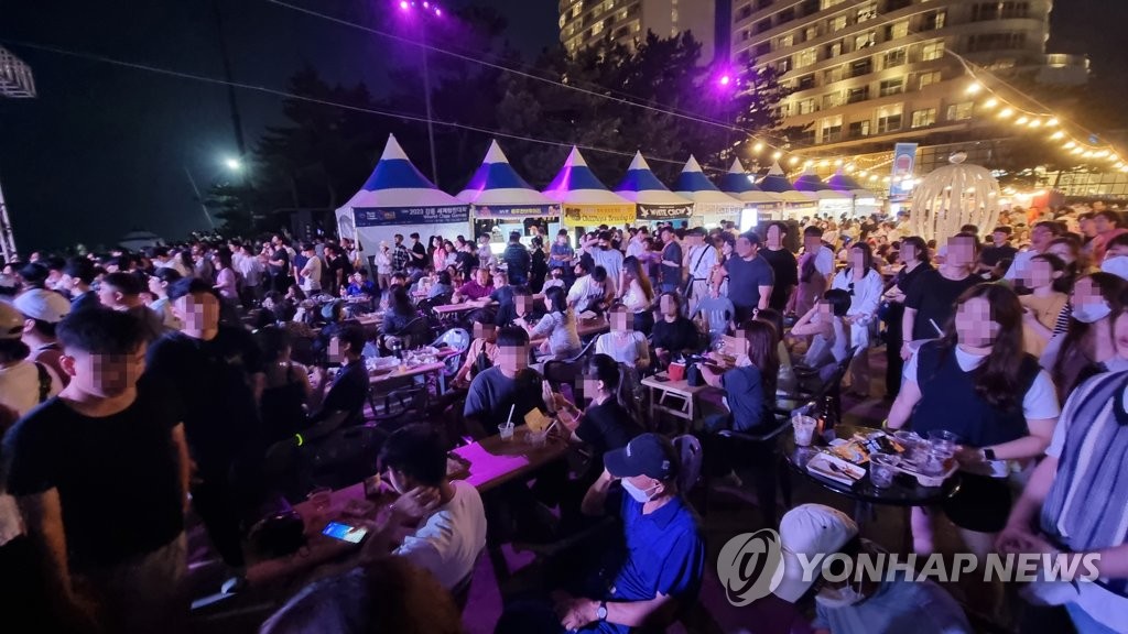 "무더운 여름을 시원하게" 강릉 비치비어 페스티벌 개막