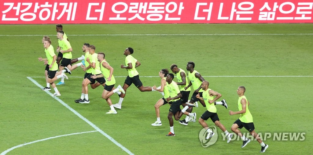 Tottenham Hotspur players participate in an open training session at Seoul World Cup Stadium in Seoul on July 11, 2022. (Yonhap)