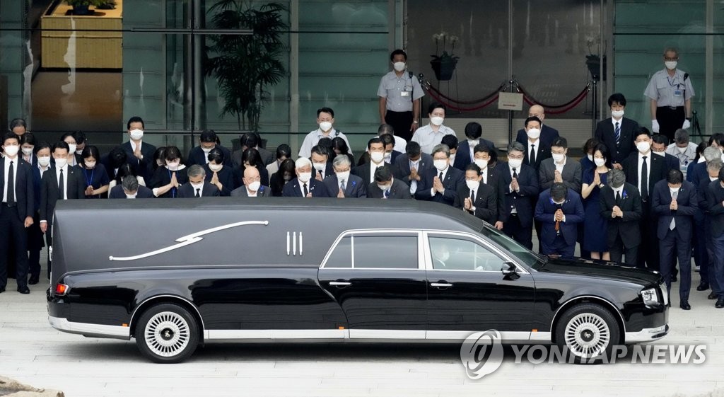 아베 전 총리 장례식…총리관저에 들른 운구차