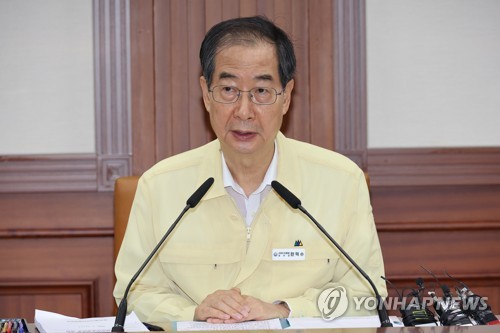 中央災難安全対策本部の会議で発言する韓首相＝１３日、ソウル（聯合ニュース）