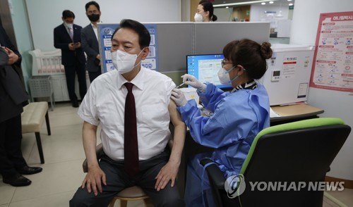 ４回目の接種を受ける尹大統領＝１３日、ソウル（聯合ニュース）