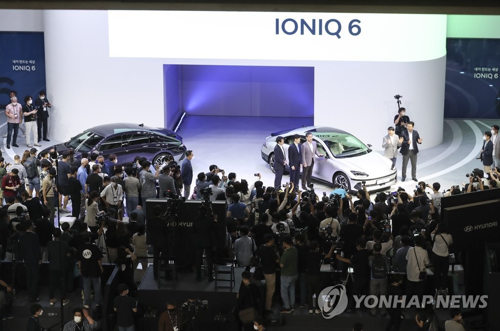 現代自動車の新たなＥＶ「アイオニック６」＝１４日、釜山（聯合ニュース）