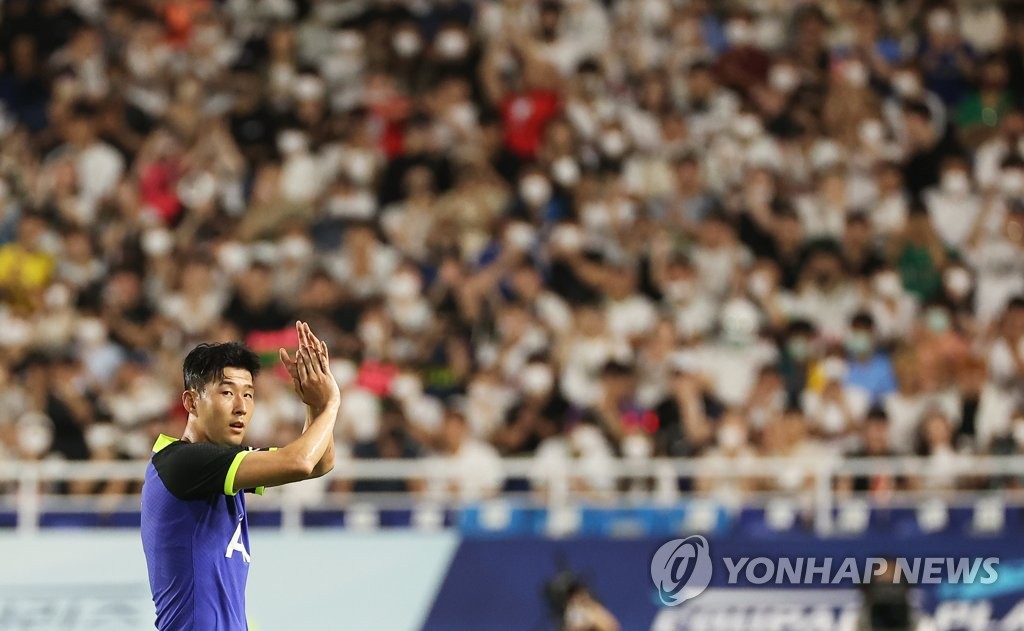 Son Heung-min salue le public avant d'être remplacé lors d'un match amical entre Tottenham Hotspur et le Séville FC au Suwon World Cup Stadium, à environ 35 km au sud de Séoul, le samedi 16 juillet 2022.