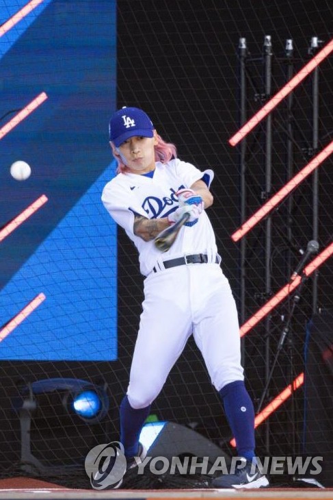 South Korean short track speed skater Kwak Yoon-gy takes a swing during the FTX MLB Home Run Derby X at Crystal Palace Park in London on July 9, 2022, in this file photo provided by Major League Baseball. (PHOTO NOT FOR SALE) (Yonhap)