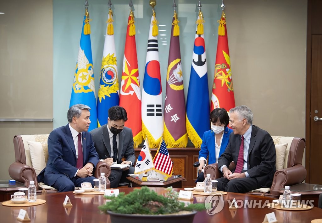 Le ministre de la Défense Lee Jong-sup (à gauche) s'entretient avec le nouvel ambassadeur américain en Corée du Sud, Philip Goldberg, au ministère de la Défense à Séoul le jeudi 21 juillet 2022. (Photo fournie par le ministère de la Défense. Revente et archivage interdits)