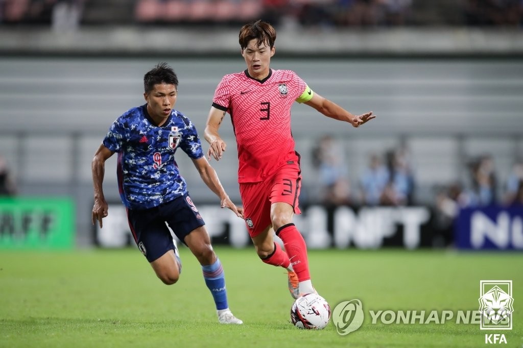 Kim Jin-su of South Korea (R) plays against Japan during the teams' last match at the East Asian Football Federation E-1 Football Championship at Toyota Stadium in Toyota, Japan, on July 27, 2022, in this photo provided by the Korea Football Association. (PHOTO NOT FOR SALE) (Yonhap)