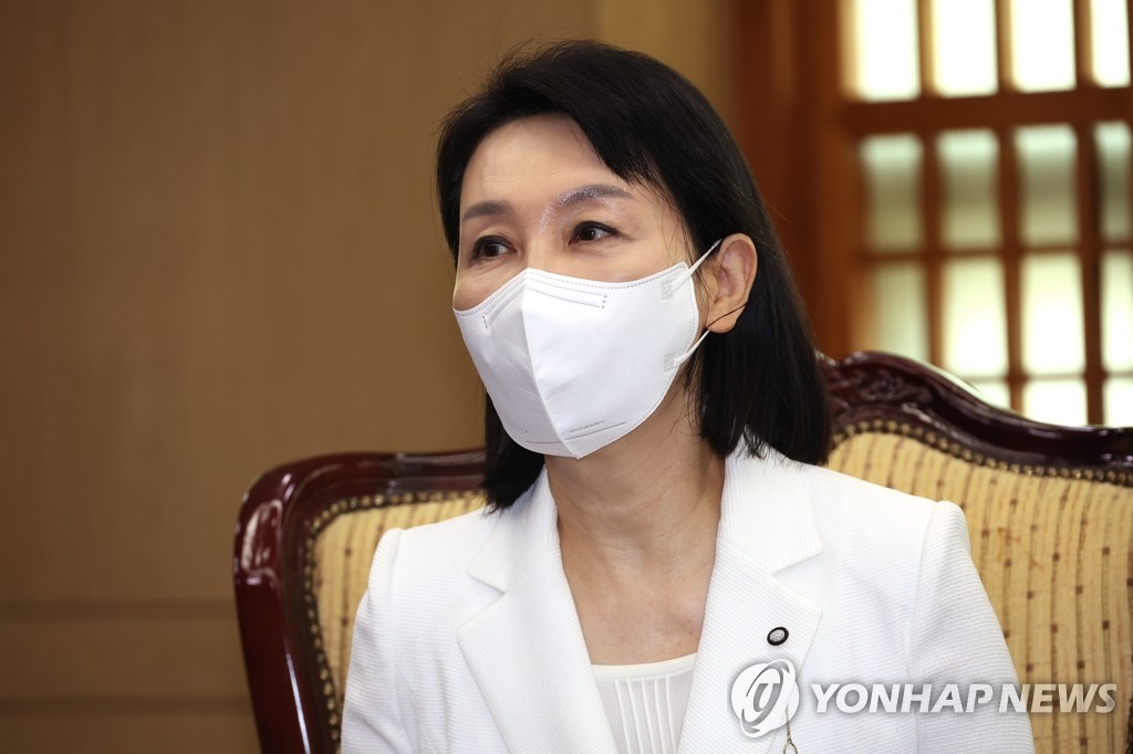 Lee Shin-wha, la nouvelle envoyée de la Corée du Sud pour les droits de l'Homme en Corée du Nord, s'entretient avec le ministre des Affaires étrangères Park Jin au ministère des affaires étrangères à Séoul, le 28 juillet 2022.