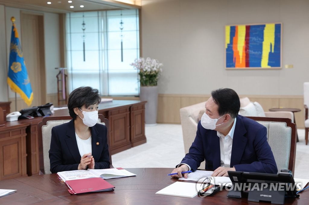 윤석열 대통령(오른쪽)과 박순애 사회부총리 겸 교육부장관