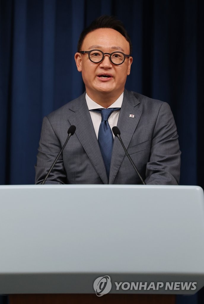 Le conseiller présidentiel aux affaires sociales Ahn Sang-hoon donne une conférence de presse sur le plan du gouvernement d'abaisser l'âge d'entrée à l'école le mardi 2 août 2022 au bureau présidentiel à Séoul.