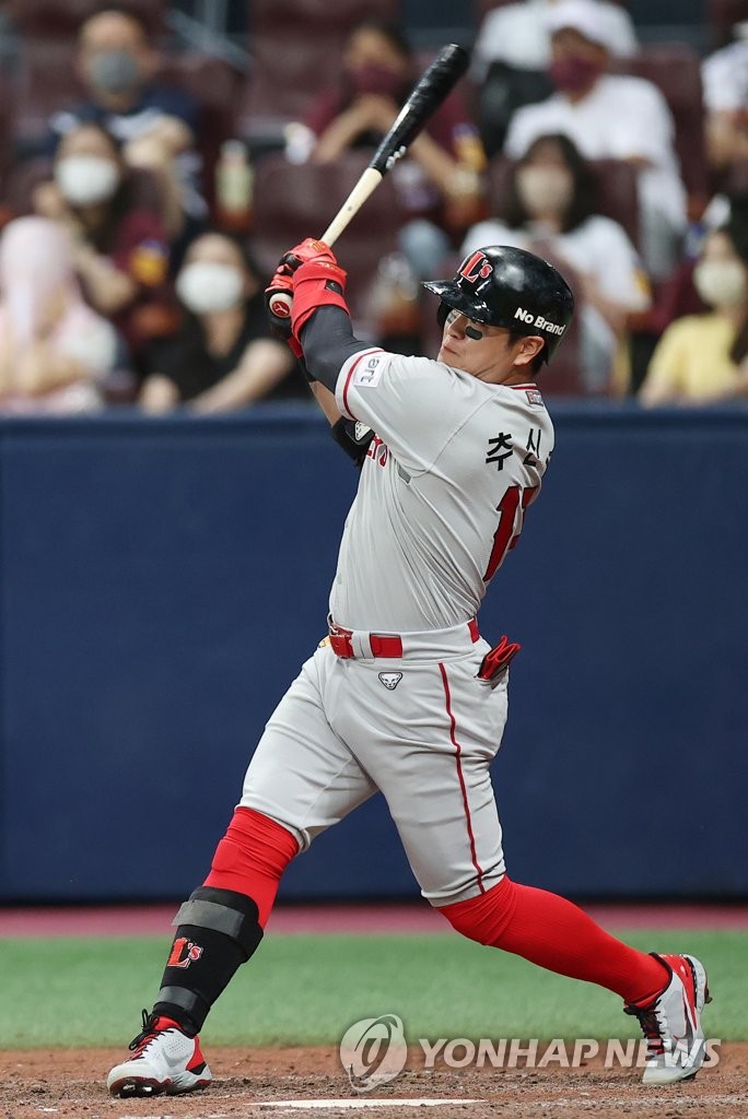 In this file photo from Aug. 2, 2022, Choo Shin-soo of the SSG Landers hits an RBI single against the Kiwoom Heroes during the top of the ninth inning of a Korea Baseball Organization regular season game at Gocheok Sky Dome in Seoul. (Yonhap)
