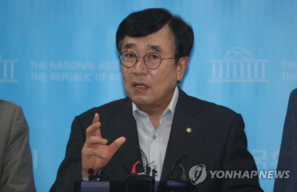 This Aug. 3, 2022, file photo shows Rep. Suh Byung-soo, chair of the ruling People Power Party's national committee, answering reporters questions at the National Assembly complex in western Seoul. (Pool photo) (Yonhap) 