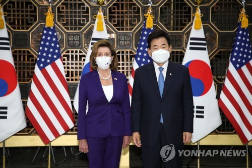 Le président de l'Assemblée nationale, Kim Jin-pyo (à dr.), et la présidente de la Chambre des représentants des Etats-Unis, Nancy Pelosi, posent pour une séance photos avant d'entamer leur réunion à l'Assemblée nationale, le jeudi 4 août 2022. (Pool photo) 