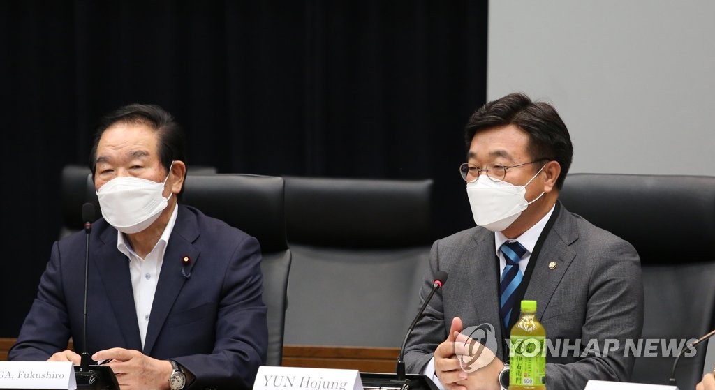 東京で４日、韓日議員連盟と日韓議員連盟の合同幹事会議に出席した尹幹事長（右）＝（聯合ニュース）
