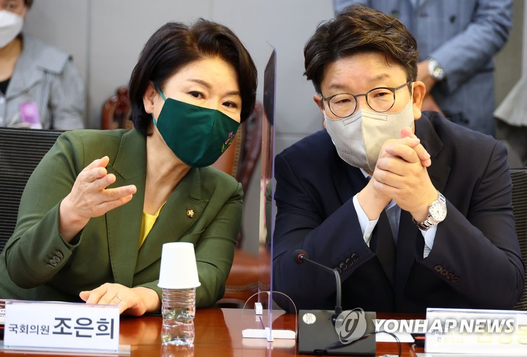 대화하는 권성동 당 대표 직무대행과 조은희 의원