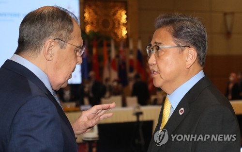 South Korean Foreign Minister Park Jin (R) talks with his Russian counterpart, Sergey Lavrov, ahead of the East Asia Summit Foreign Ministers' Meeting held in Phnom Penh on Aug. 5, 2022. (Yonhap)