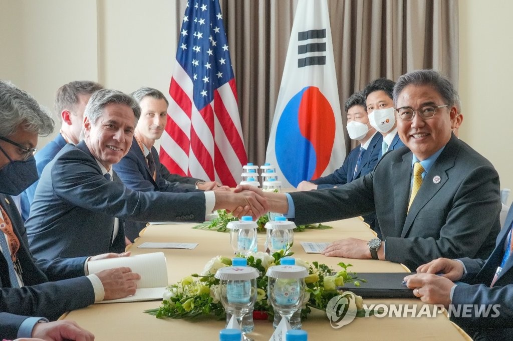 South Korean Foreign Minister Park Jin (R) shakes hands with U.S. Secretary of State Antony Blinken during their talks in Phnom Penh, Cambodia, on Aug. 5, 2022, in this photo provided by Seoul's foreign ministry. (PHOTO NOT FOR SALE) (Yonhap)