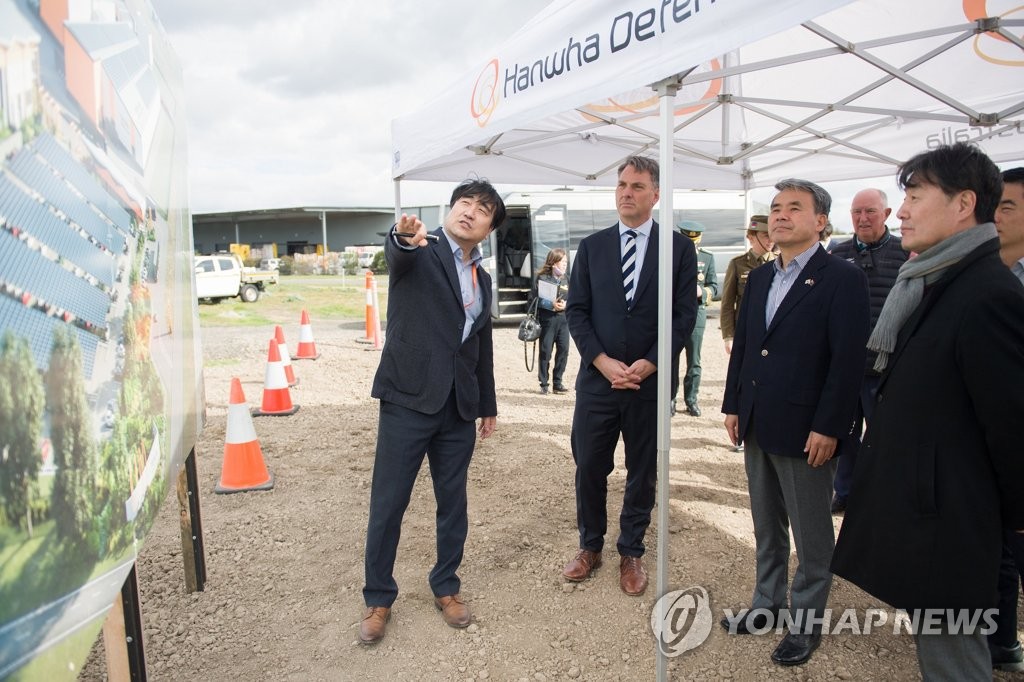 Defense Minister Lee visits K9 howitzer factory in Australia