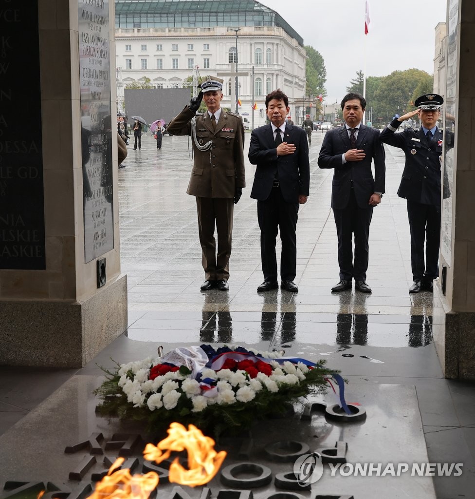 폴란드 무명용사의 묘 찾은 김진표 국회의장