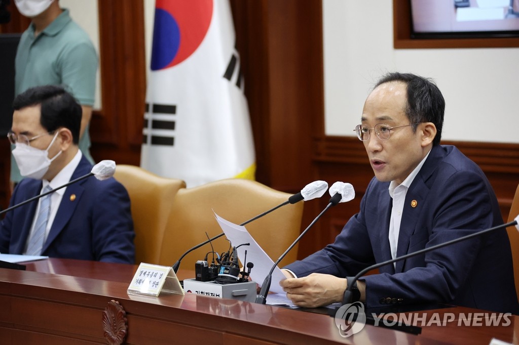 Finance Minister Choo Kyung-ho presides over an emergency meeting with ministers in charge of economic affairs at the government complex in Seoul on Aug. 8, 2022. (Yonhap)