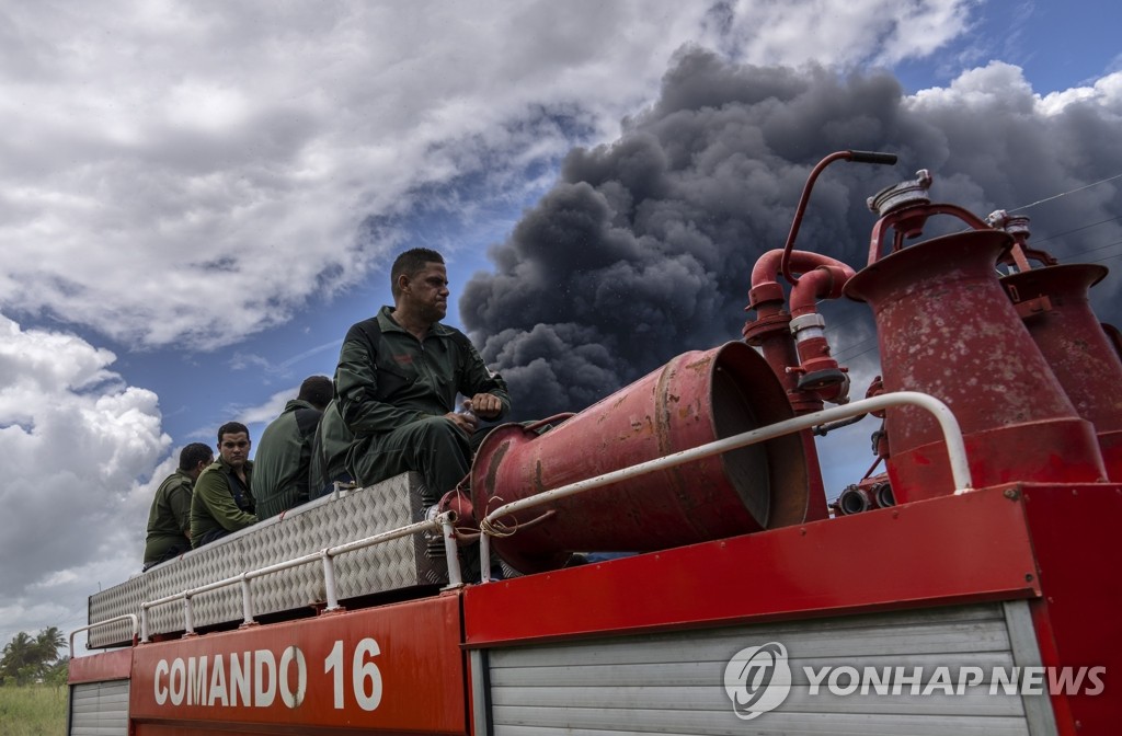 벼락으로 화재 발생한 쿠바 석유 저장단지 출동한 소방대