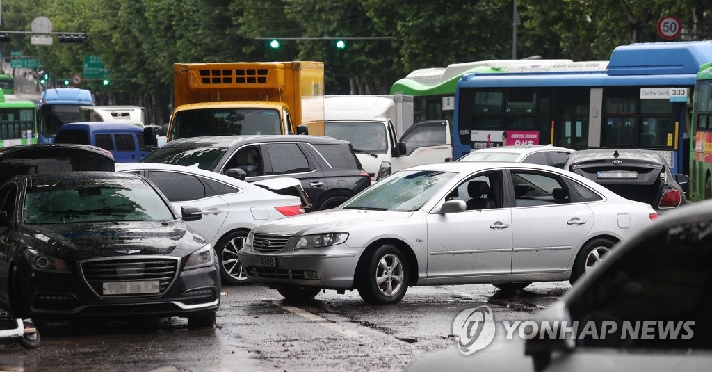 Des véhicules qui ont été inondés entravent la circulation près de la station de métro Daechi, à Gangnam, dans le sud de Séoul, le mardi 9 août 2022. 