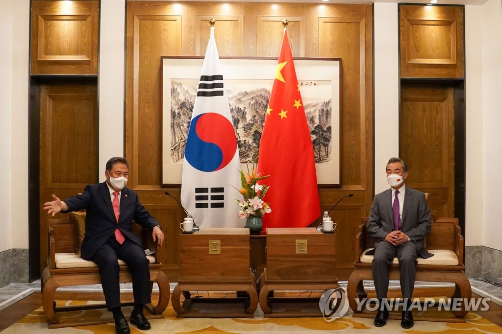 Diálogos entre cancilleres de Seúl y Pekín