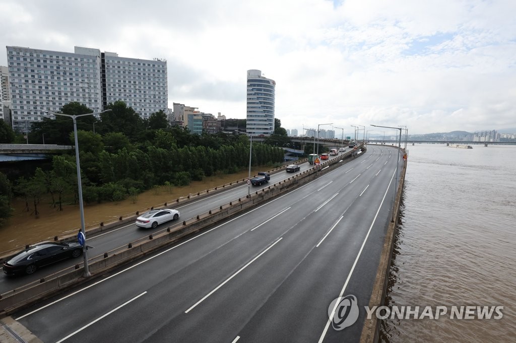 집중호우로 통제 중인 강변북로 일부 구간