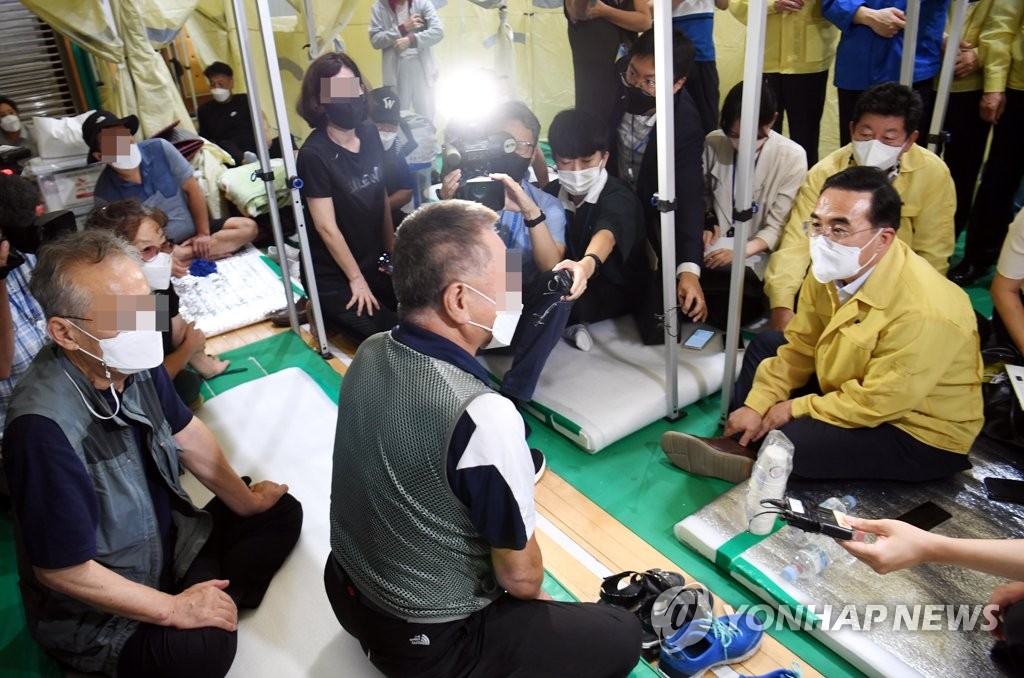 Opposition whip visits flood-hit area in Seoul