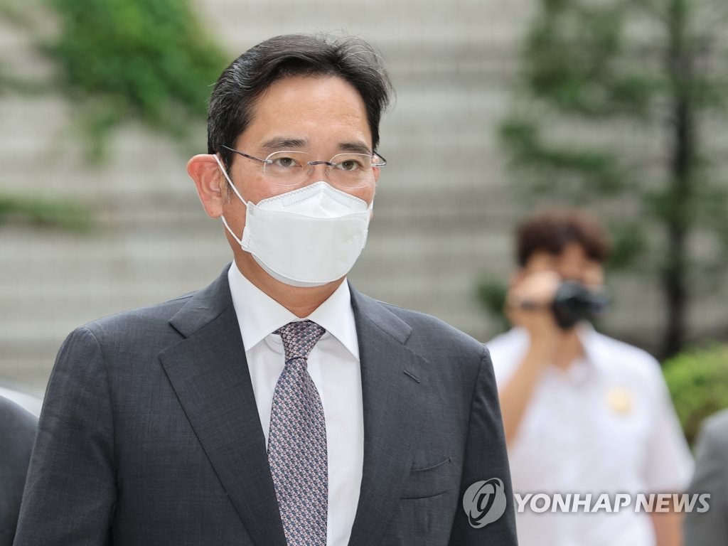Samsung Electronics Vice Chairman Lee Jae-yong heads to the Seoul Central District Court on Aug. 11, 2022, for a court hearing. (Yonhap)