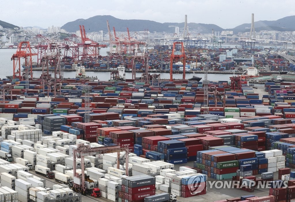 This file photo taken Aug 11, 2022, shows stacks of containers at a port in South Korea's southeastern city of Busan. (Yonhap)