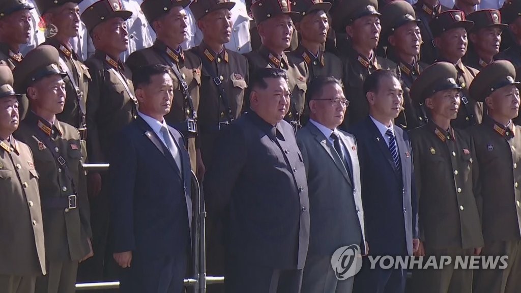 북한 김정은, 전국비상방역총화회의 참가자들과 기념사진